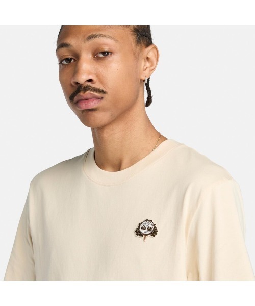 Timberland(ティンバーランド)の「半袖 ツリーロゴ パッチ Tシャツ メンズ(Tシャツ/カットソー・メンズ・ライトホワイト・SMALL/MEDIUM/LARGE/X-LARGE/XX-LARGE/X-SMALL/XXX-LARGE)」の3枚目の写真