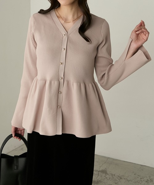 Cherir Mignon(シェリルミニョン)の「【Cherir Mignon】- Silhouette Couture -2wayゴールドボタンペプラムニットカーディガン(カーディガン/ボレロ・レディース・チャコールグレー/アイボリー/ブラック/ピンクベージュ・FREE)」の4枚目の写真