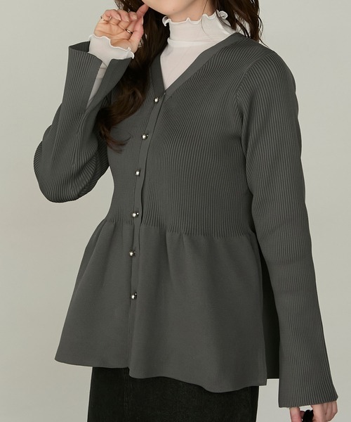 Cherir Mignon(シェリルミニョン)の「【Cherir Mignon】- Silhouette Couture -2wayゴールドボタンペプラムニットカーディガン(カーディガン/ボレロ・レディース・チャコールグレー/アイボリー/ブラック/ピンクベージュ・FREE)」の3枚目の写真
