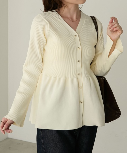 Cherir Mignon(シェリルミニョン)の「【Cherir Mignon】- Silhouette Couture -2wayゴールドボタンペプラムニットカーディガン(カーディガン/ボレロ・レディース・チャコールグレー/アイボリー/ブラック/ピンクベージュ・FREE)」の1枚目の写真