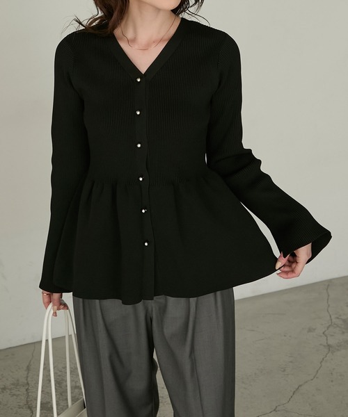 Cherir Mignon(シェリルミニョン)の「【Cherir Mignon】- Silhouette Couture -2wayゴールドボタンペプラムニットカーディガン(カーディガン/ボレロ・レディース・チャコールグレー/アイボリー/ブラック/ピンクベージュ・FREE)」の2枚目の写真