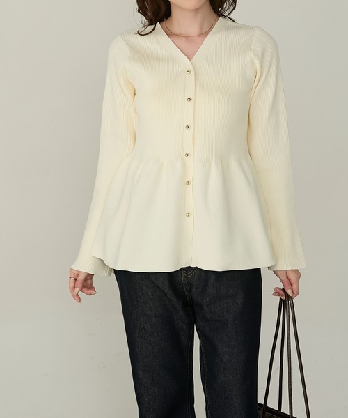 Cherir Mignon(シェリルミニョン)の「【Cherir Mignon】- Silhouette Couture -2wayゴールドボタンペプラムニットカーディガン(カーディガン/ボレロ・レディース・チャコールグレー/アイボリー/ブラック/ピンクベージュ・FREE)」の6枚目の写真