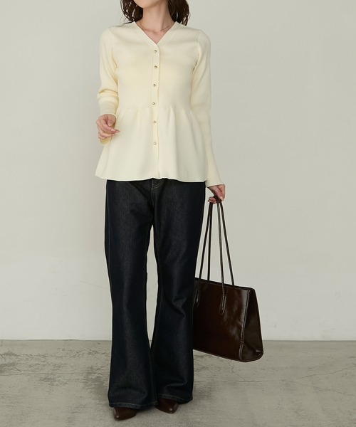 Cherir Mignon(シェリルミニョン)の「【Cherir Mignon】- Silhouette Couture -2wayゴールドボタンペプラムニットカーディガン(カーディガン/ボレロ・レディース・チャコールグレー/アイボリー/ブラック/ピンクベージュ・FREE)」の9枚目の写真