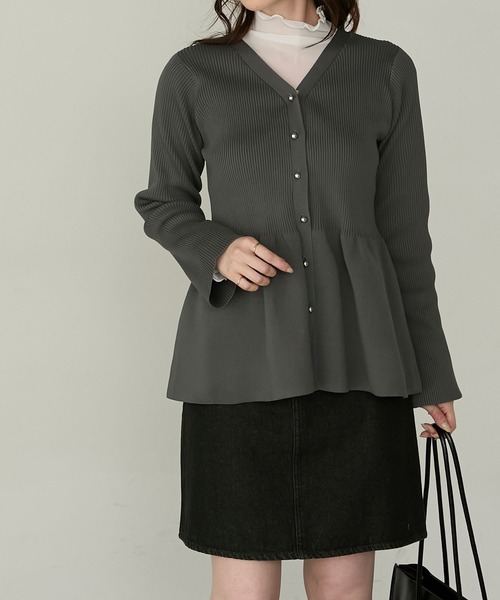 Cherir Mignon(シェリルミニョン)の「【Cherir Mignon】- Silhouette Couture -2wayゴールドボタンペプラムニットカーディガン(カーディガン/ボレロ・レディース・チャコールグレー/アイボリー/ブラック/ピンクベージュ・FREE)」の22枚目の写真