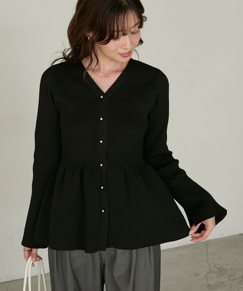 Cherir Mignon(シェリルミニョン)の「【Cherir Mignon】- Silhouette Couture -2wayゴールドボタンペプラムニットカーディガン(カーディガン/ボレロ・レディース・チャコールグレー/アイボリー/ブラック/ピンクベージュ・FREE)」の11枚目の写真
