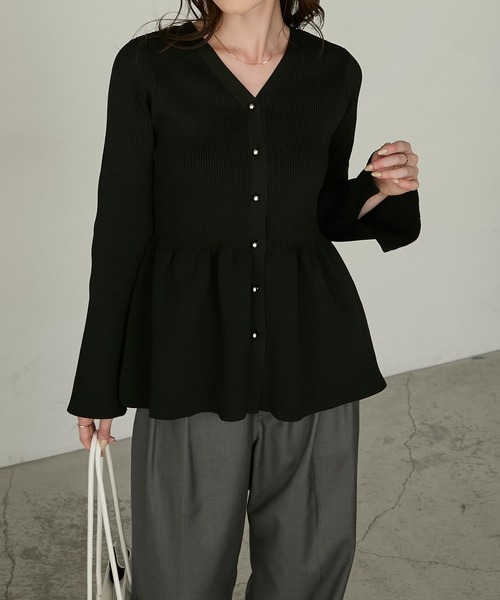 Cherir Mignon(シェリルミニョン)の「【Cherir Mignon】- Silhouette Couture -2wayゴールドボタンペプラムニットカーディガン(カーディガン/ボレロ・レディース・チャコールグレー/アイボリー/ブラック/ピンクベージュ・FREE)」の12枚目の写真