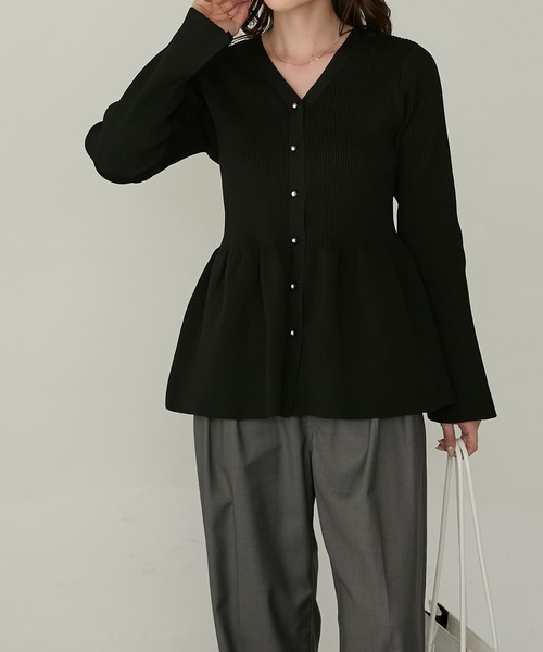 Cherir Mignon(シェリルミニョン)の「【Cherir Mignon】- Silhouette Couture -2wayゴールドボタンペプラムニットカーディガン(カーディガン/ボレロ・レディース・チャコールグレー/アイボリー/ブラック/ピンクベージュ・FREE)」の13枚目の写真