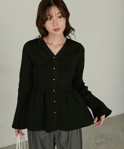 Cherir Mignon(シェリルミニョン)の「【Cherir Mignon】- Silhouette Couture -2wayゴールドボタンペプラムニットカーディガン(カーディガン/ボレロ・レディース・チャコールグレー/アイボリー/ブラック/ピンクベージュ・FREE)」の19枚目の写真