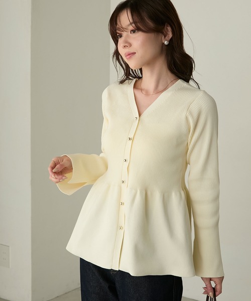 Cherir Mignon(シェリルミニョン)の「【Cherir Mignon】- Silhouette Couture -2wayゴールドボタンペプラムニットカーディガン(カーディガン/ボレロ・レディース・チャコールグレー/アイボリー/ブラック/ピンクベージュ・FREE)」の5枚目の写真