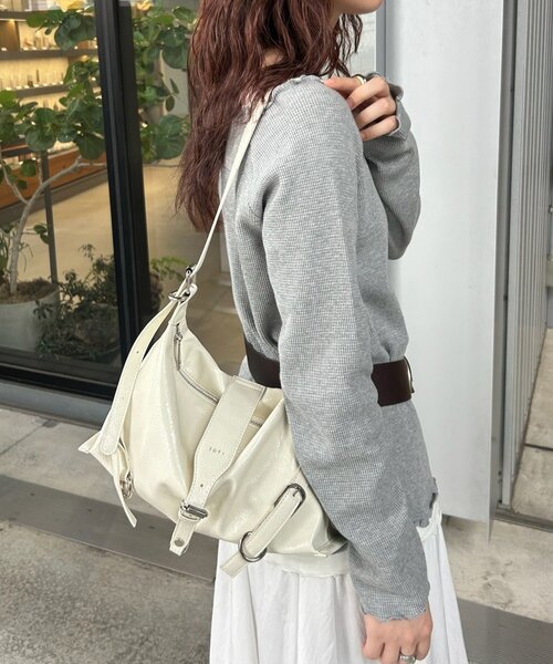 mystic（ミスティック）の「loti ベルトデザインショルダー（ショルダーバッグ・レディース・アイボリー/ブラック・ONE SIZE）」の2枚目の写真