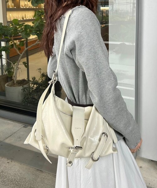 mystic（ミスティック）の「loti ベルトデザインショルダー（ショルダーバッグ・レディース・アイボリー/ブラック・ONE SIZE）」の4枚目の写真