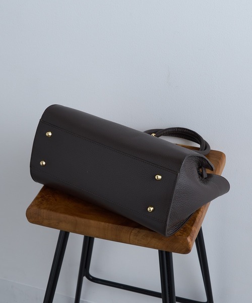 AULENTTI(オウレンティ)の「【AULENTTI】カウレザー金具ベルトショルダーバッグ DOLLARO(M&E) FB-7910-DO(ショルダーバッグ・レディース・ダークブラウン/ブラック・FREE)」の9枚目の写真