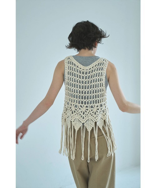 marjour（マージュール）の「MACRAME KNIT FRINGE VEST（ベスト・レディース・アイボリー・M）」の3枚目の写真