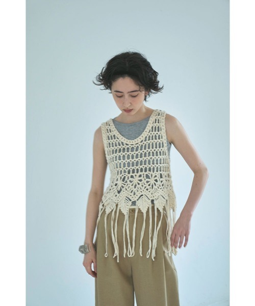 marjour（マージュール）の「MACRAME KNIT FRINGE VEST（ベスト・レディース・アイボリー・M）」の4枚目の写真