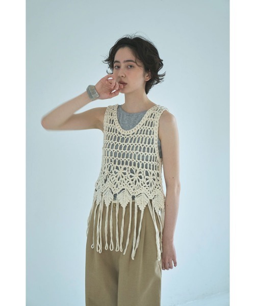 marjour（マージュール）の「MACRAME KNIT FRINGE VEST（ベスト・レディース・アイボリー・M）」の5枚目の写真