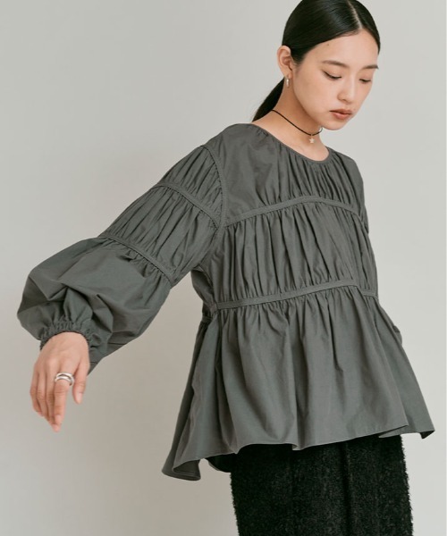 W:Huku(フーク)の「タイプライター 切り替え シャーリング トップス /Cotton Typewriter Shirring Flare Top(シャツ/ブラウス・レディース・オフホワイト/グレー/ブラック・FREE)」の1枚目の写真
