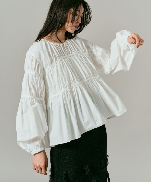 W:Huku(フーク)の「タイプライター 切り替え シャーリング トップス /Cotton Typewriter Shirring Flare Top(シャツ/ブラウス・レディース・オフホワイト/グレー/ブラック・FREE)」の2枚目の写真