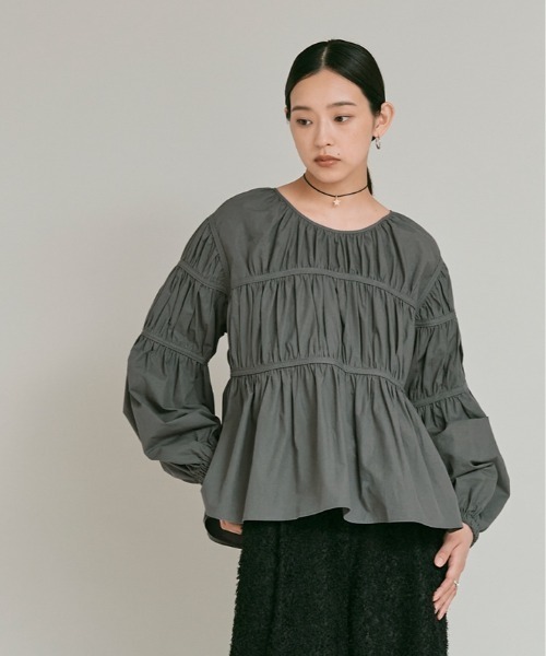 W:Huku(フーク)の「タイプライター 切り替え シャーリング トップス /Cotton Typewriter Shirring Flare Top(シャツ/ブラウス・レディース・オフホワイト/グレー/ブラック・FREE)」の4枚目の写真