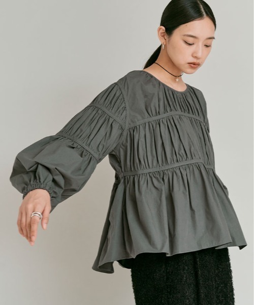 W:Huku(フーク)の「タイプライター 切り替え シャーリング トップス /Cotton Typewriter Shirring Flare Top(シャツ/ブラウス・レディース・オフホワイト/グレー/ブラック・FREE)」の5枚目の写真