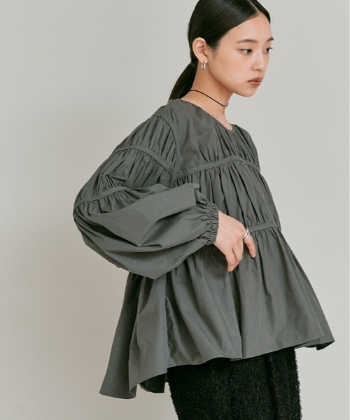 W:Huku(フーク)の「タイプライター 切り替え シャーリング トップス /Cotton Typewriter Shirring Flare Top(シャツ/ブラウス・レディース・オフホワイト/グレー/ブラック・FREE)」の12枚目の写真