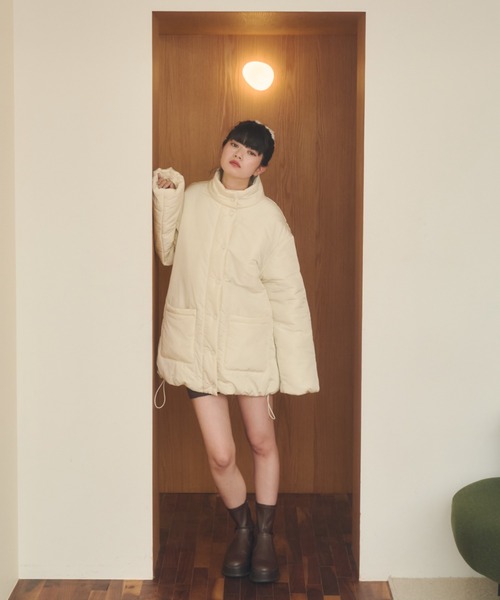 REMOON（リムーン）の「スタンドカラーボリュームミディコート（ダウンジャケット/コート・レディース・アイボリー/イエロー/ブラウン・FREE）」の4枚目の写真
