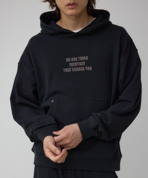 AZUL by moussy(アズールバイマウジー)の「スウェットプルオーバーパーカー(パーカー・メンズ・グリーン系その他2/ライトブラック/ブラック・MEDIUM/LARGE)」の2枚目の写真