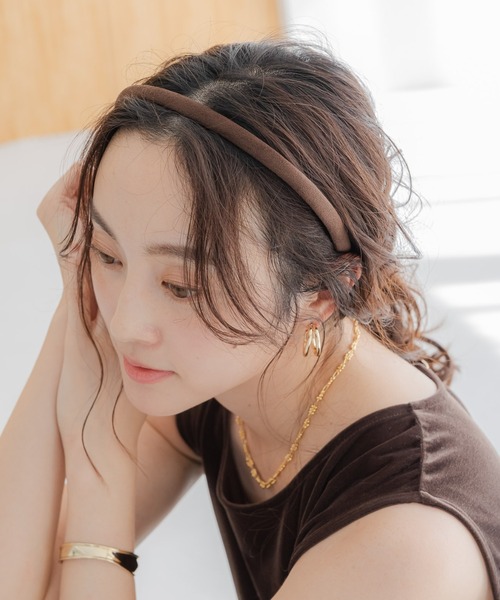 Elura（エルーラ）の「フェイクスエードカチューシャ（カチューシャ・レディース・ダークブラウン/ブラック・FREE）」の2枚目の写真