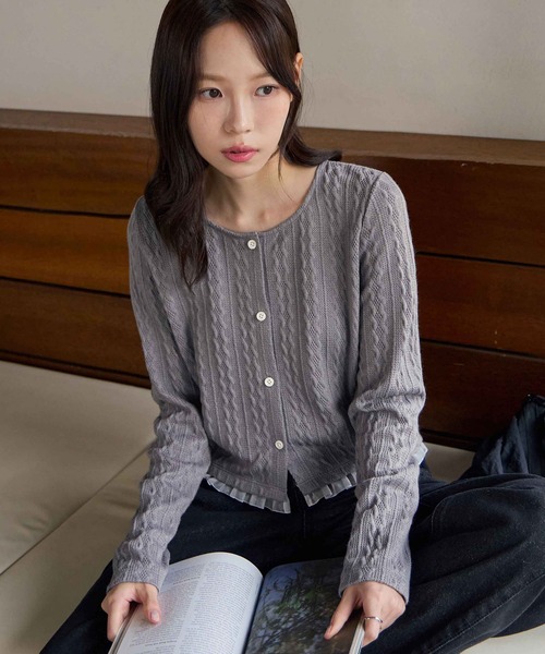 CHAN ME(チャンミ)の「裾レースケーブルカーディガン(カーディガン/ボレロ・レディース・グレー/ブラック・MEDIUM/LARGE/X-LARGE)」の2枚目の写真