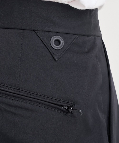 WHITE MOUNTAINEERING(ホワイトマウンテニアリング)の「【White Mountaineering / ホワイトマウンテニアリング】 2 TUCK MOTORCYCLE PANTS(その他パンツ・メンズ・ブラック・2/1/0)」の11枚目の写真