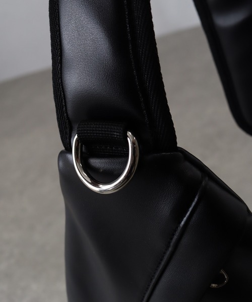 welise（ウェライズ）の「【welise×ADAMPATEK】アーティフィシャルレザー ギミックワンショルダーバッグ（ショルダーバッグ・メンズ・ブラック・FREE）」の11枚目の写真