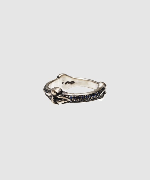 TAKAHIROMIYASHITATheSoloIst.(タカヒロミヤシタザソロイスト)の「bone shaped band ring.with sapphire(リング・メンズ・シルバー・US8/US8.5)」の2枚目の写真