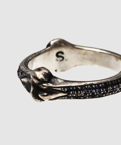 TAKAHIROMIYASHITATheSoloIst.(タカヒロミヤシタザソロイスト)の「bone shaped band ring.with sapphire(リング・メンズ・シルバー・US8/US8.5)」の3枚目の写真