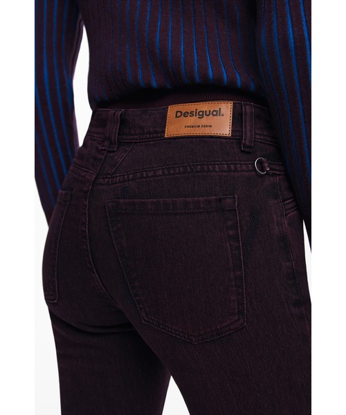 Desigual(デシグアル)の「バーガンディウォッシュフレアジーンズ(デニムパンツ・レディース・レッド・36/38/40/44/34/42)」の3枚目の写真
