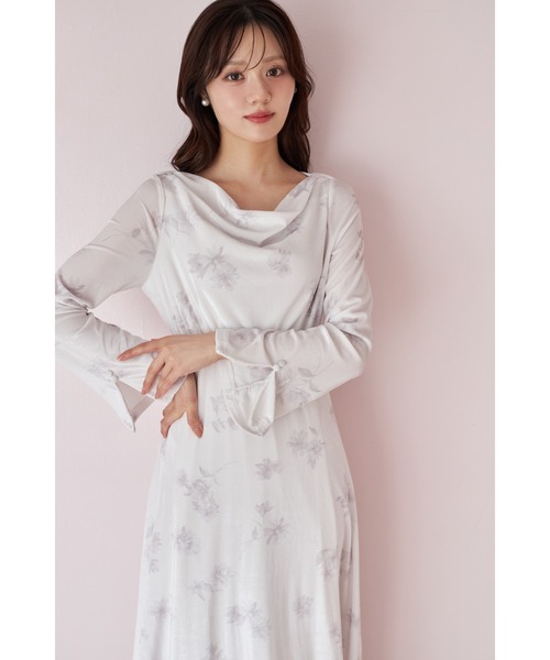 tocco closet(トッコ クローゼット)の「バックレースアップドレープネックフラワープリントベロアワンピース(ワンピース・レディース・ピンクベージュ/グレー・M)」の15枚目の写真