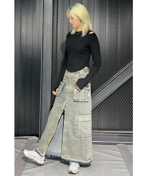 AVANDRESS(アバンドレス )の「Evelyn Long Denim Skirt VINTAGE BLUE(スカート・レディース・ブルー・LARGE/MEDIUM/SMALL)」の3枚目の写真