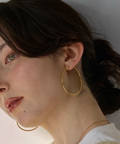 Phoebe(フィービィー)の「≪雑誌掲載≫【金属アレルギー対応】ライトフープピアス/ステンレス/大振り(ピアス(両耳用)・レディース・イエローゴールド/シルバー・FREE)」の1枚目の写真