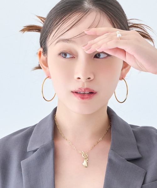 Phoebe(フィービィー)の「≪雑誌掲載≫【金属アレルギー対応】ライトフープピアス/ステンレス/大振り(ピアス(両耳用)・レディース・イエローゴールド/シルバー・FREE)」の4枚目の写真