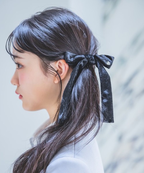 repipi armario(レピピ アルマリオ)の「ベロアリボンポニー(ヘアゴム・キッズ・ホワイト/ブラック・ONESIZE)」の2枚目の写真