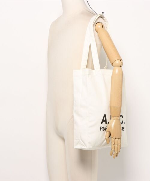 A.P.C.（アーペーセー）の「TOTE LOU RUE MADAME 2.0（トートバッグ・メンズ・オレンジ系その他/ライトグレー/ベージュ/キナリ・ONESIZE）」の8枚目の写真
