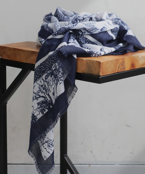 antiqua（アンティカ）の「街並み柄 大判スカーフ（ストール/ショール・レディース・ネイビー・FREE）」の6枚目の写真