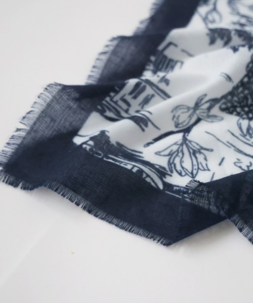 antiqua（アンティカ）の「街並み柄 大判スカーフ（ストール/ショール・レディース・ネイビー・FREE）」の3枚目の写真