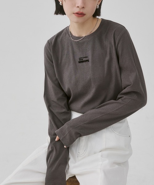 hunch(ハンチ)の「フロッキー ロゴ 長袖Tシャツ(Tシャツ/カットソー・レディース・ベージュ/オフホワイト/チャコール・FREE)」の3枚目の写真