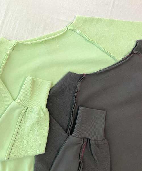 Q(キュー)の「ボートネックラグラン裏毛スウェット(スウェット・レディース・チャコールグレー/ライム・MEDIUM)」の7枚目の写真