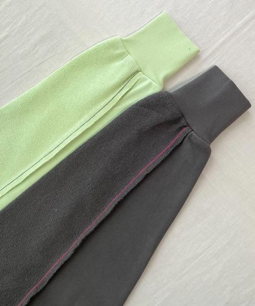 Q(キュー)の「ボートネックラグラン裏毛スウェット(スウェット・レディース・チャコールグレー/ライム・MEDIUM)」の5枚目の写真