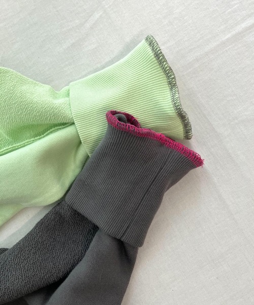 Q(キュー)の「ボートネックラグラン裏毛スウェット(スウェット・レディース・チャコールグレー/ライム・MEDIUM)」の4枚目の写真