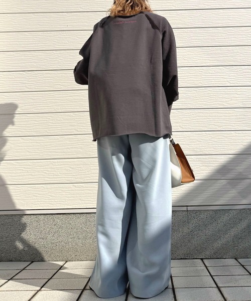 Q(キュー)の「ボートネックラグラン裏毛スウェット(スウェット・レディース・チャコールグレー/ライム・MEDIUM)」の11枚目の写真