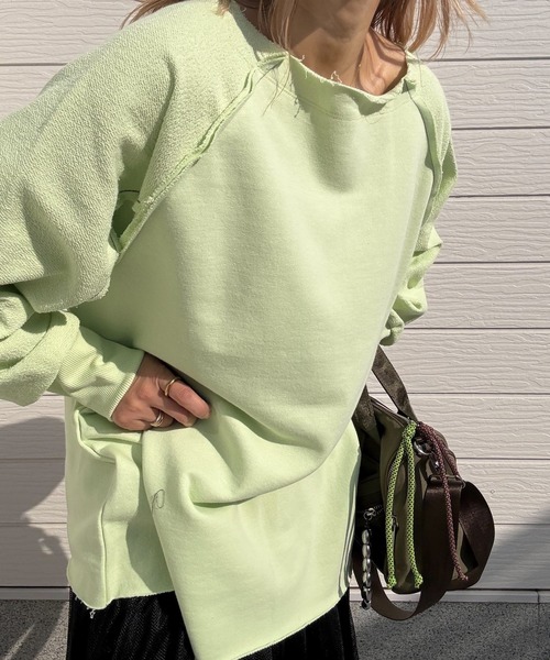 Q(キュー)の「ボートネックラグラン裏毛スウェット(スウェット・レディース・チャコールグレー/ライム・MEDIUM)」の22枚目の写真