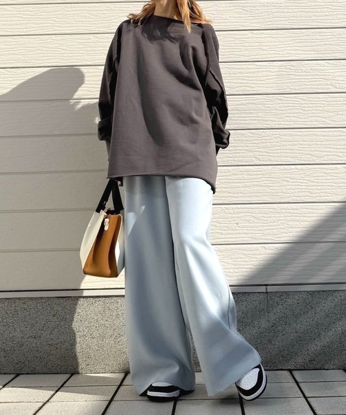 Q(キュー)の「ボートネックラグラン裏毛スウェット(スウェット・レディース・チャコールグレー/ライム・MEDIUM)」の13枚目の写真