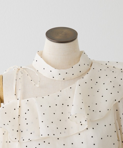 one after another NICE CLAUP（ワンアフターアナザーナイスクラップ）の「2WAYワンショルブラウス（シャツ/ブラウス・レディース・ミント/ピンクベージュ/ブラック/ドット・FREE）」の5枚目の写真