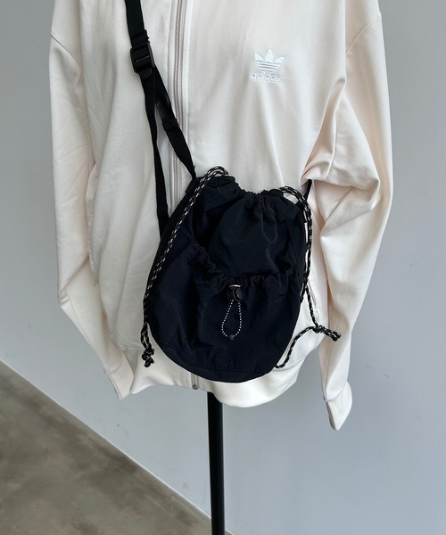 TONER（トナー）の「巾着ショルダーバッグ/ロゴプレート付き（ショルダーバッグ・レディース・オフホワイト/カーキ/ブラック/ピンク/ホワイト系その他/ベージュ/ブラック系その他・FREE）」の9枚目の写真